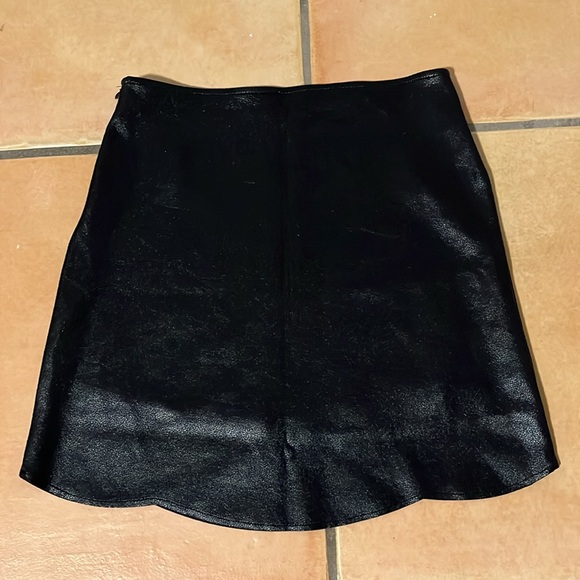 Black Faux Leather Like Scallop Skirt with Side Zipper - Picture 4 of 4